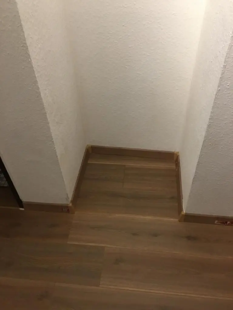Leerer, besenrein übergebener Flur nach einer Räumung durch die Ausmister