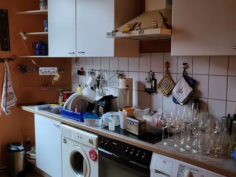 Vollständig eingerichtete Küche vor einer Nachlassräumung