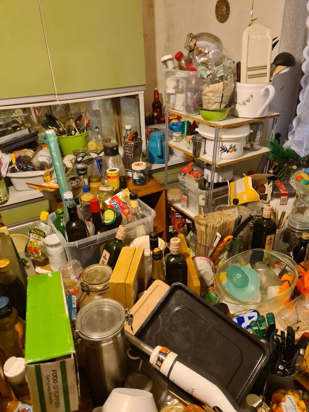 Volle Arbeitsplatte in einer stark belasteten Wohnung