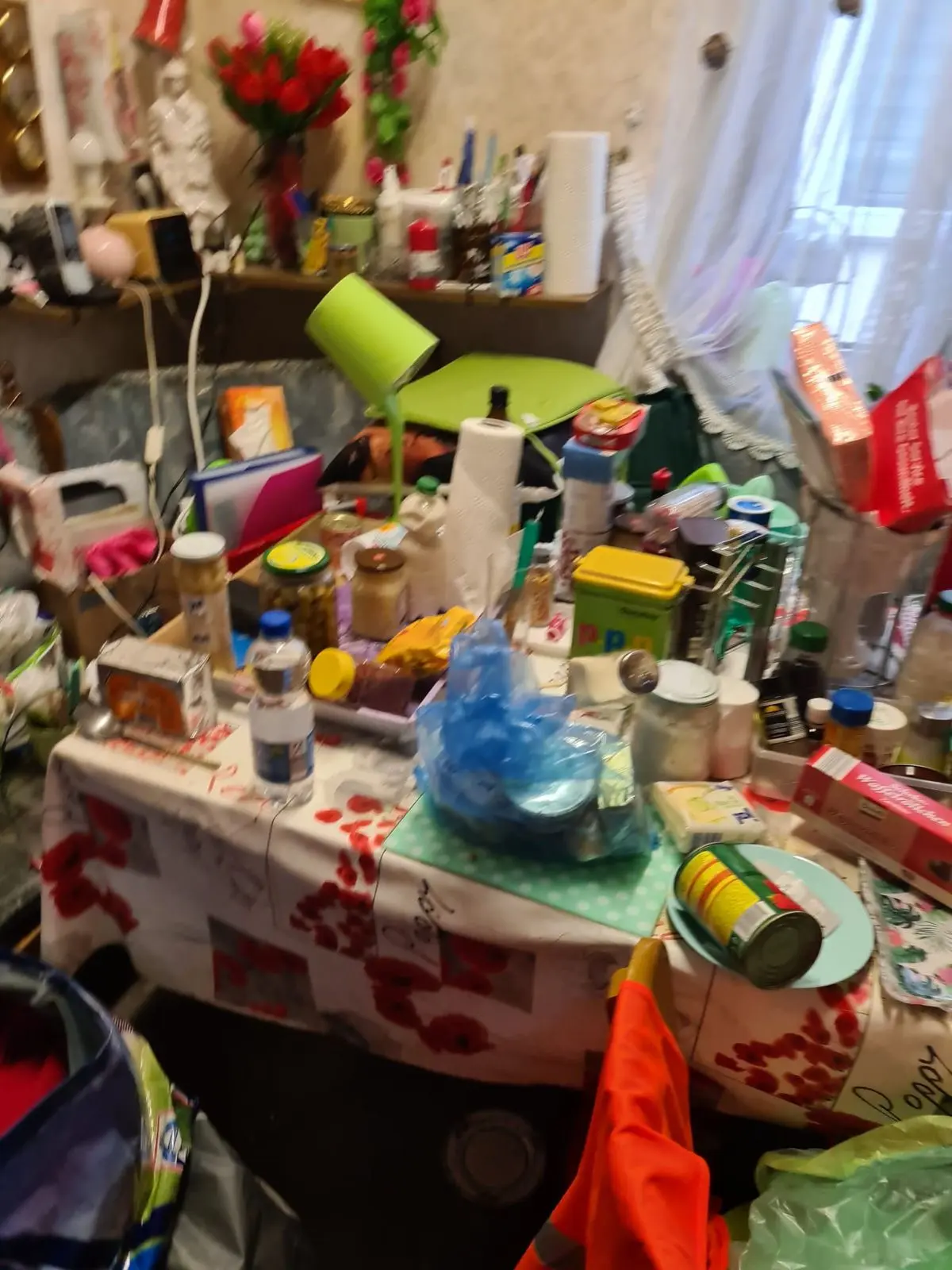 Zugestellter Tisch in einer Wohnung vor der Räumung