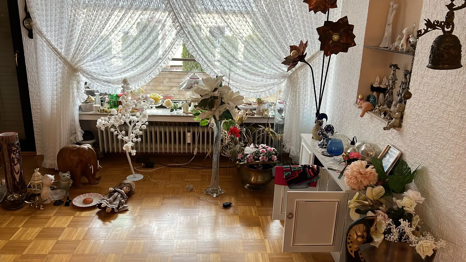 Voll eingerichtetes Wohnzimmer vor einer Haushaltsauflösung durch die Ausmister