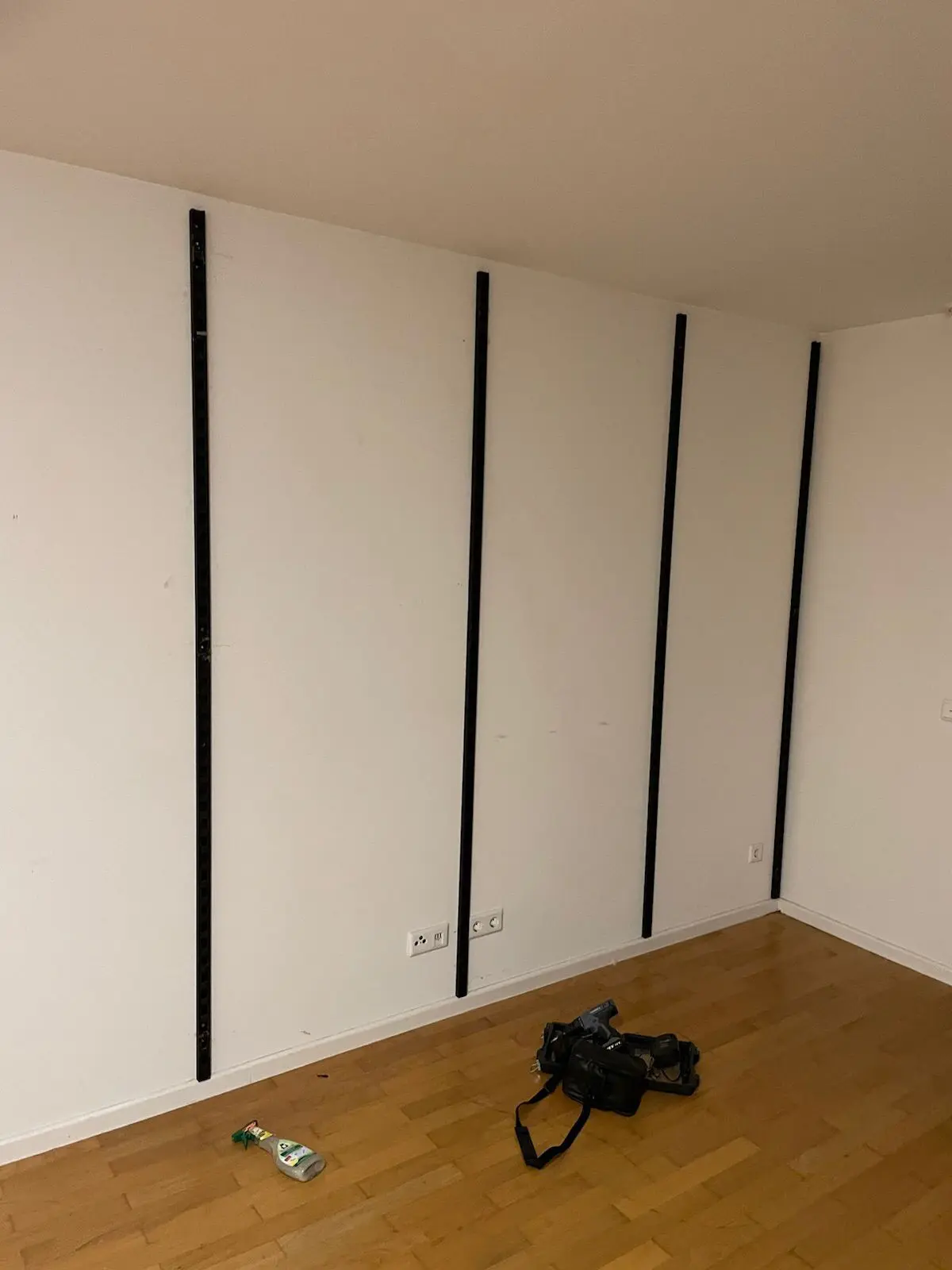 Leeres, besenrein übergebenes Zimmer nach einer Räumung durch die Ausmister